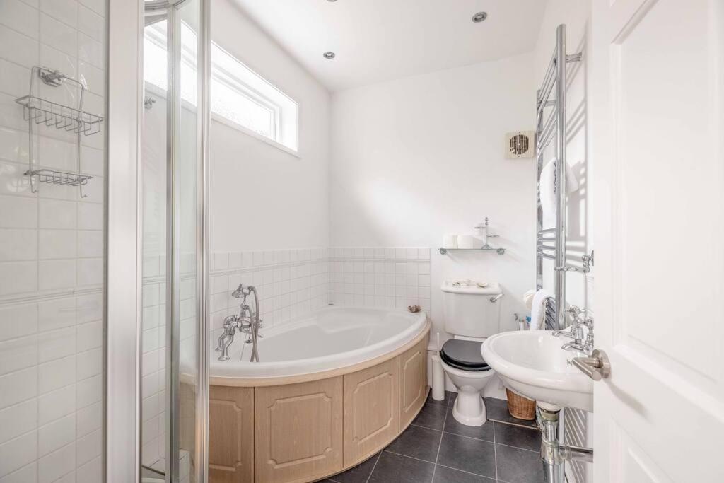 Prime Location, Walk To Windsor Castle & Shops Apartment Exterior photo