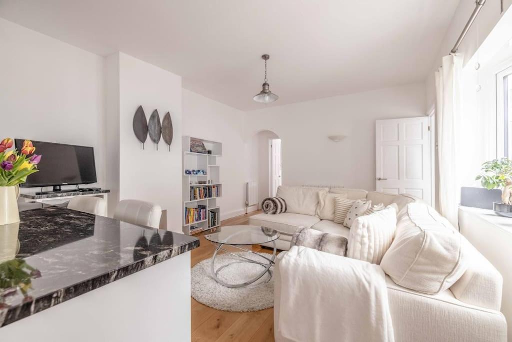 Prime Location, Walk To Windsor Castle & Shops Apartment Exterior photo